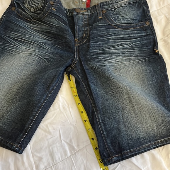 Guess denim shorts. Fits sz 10/12. New and very cute ! - Picture 2 of 4